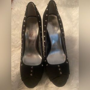 Shoe dazzle black stud pumps
